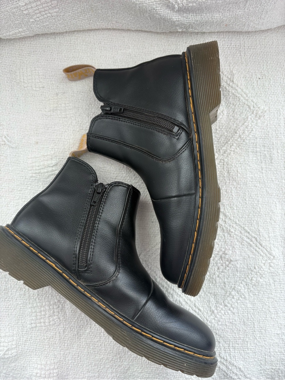 5W Dr. Marten’s Chelsea Boot- Vegan/Side Zip - Picture 4 of 8